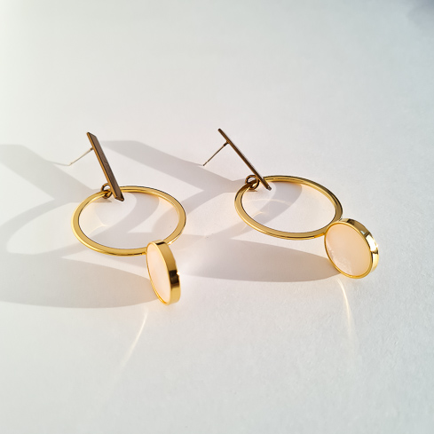 Серьги NUANCE золотистые кольца с перламутровыми вставками