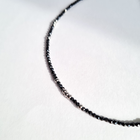 Чокер ELINICE из графитовой шпинели с шариками