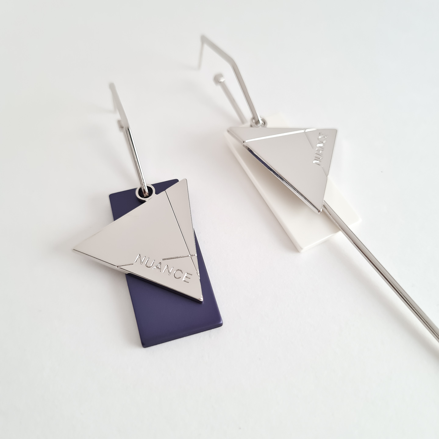 Серьги NUANCE серебристые треугольники с прямоугольными элементами в холодных оттенках