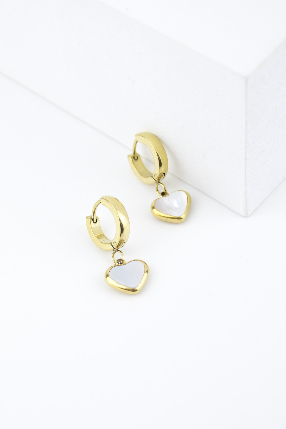 Серьги ELINICE золотистые с подвесными сердечками со вставками из перламутра