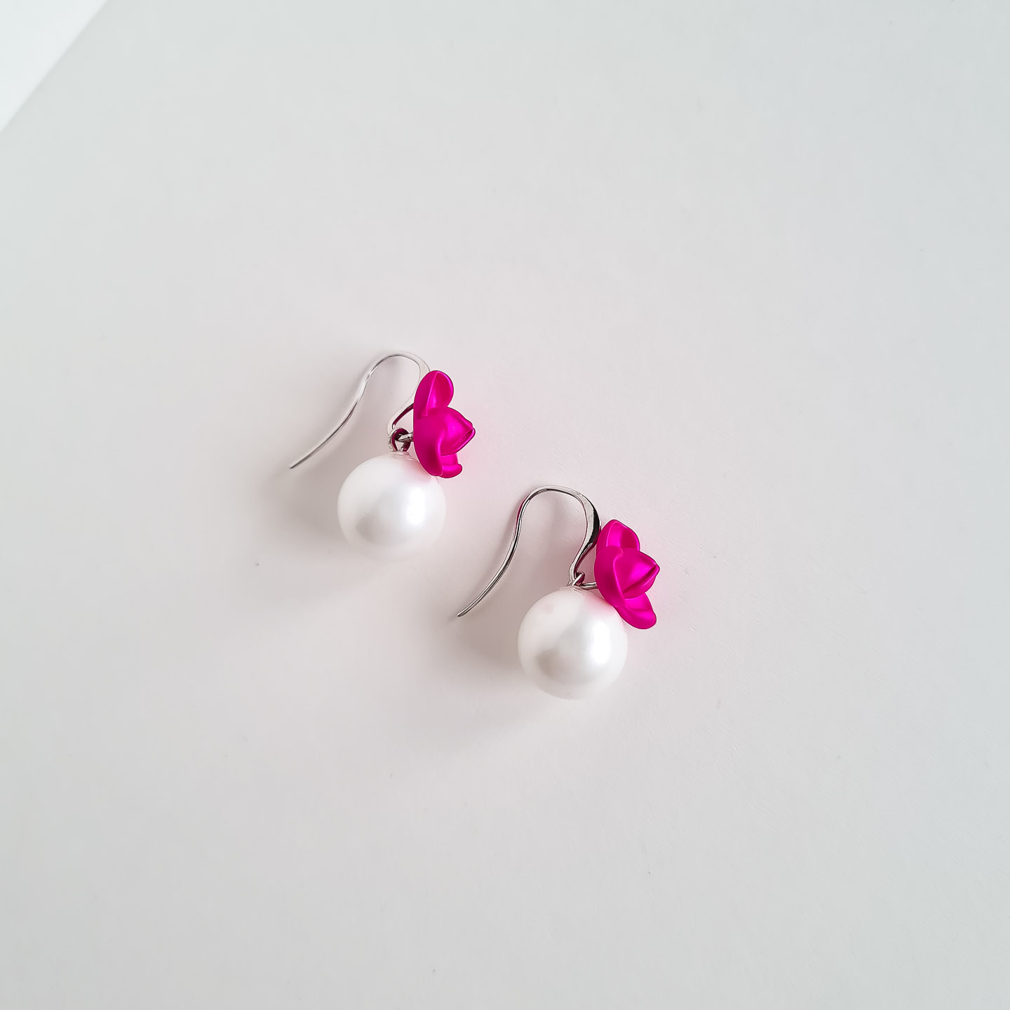 Серьги NUANCE серебристые жемчужины с цветами фуксия