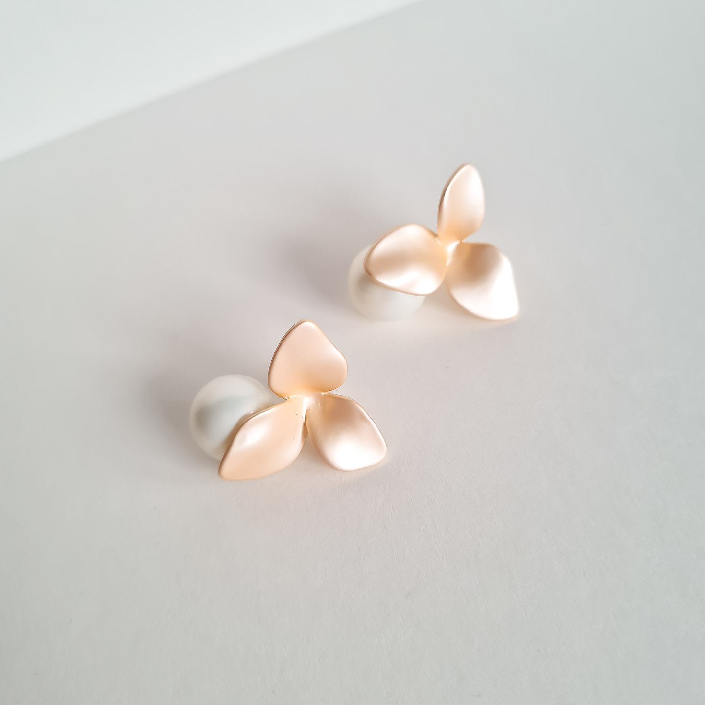 Серьги NUANCE цветочки с жемчужинами в бежевом оттенке