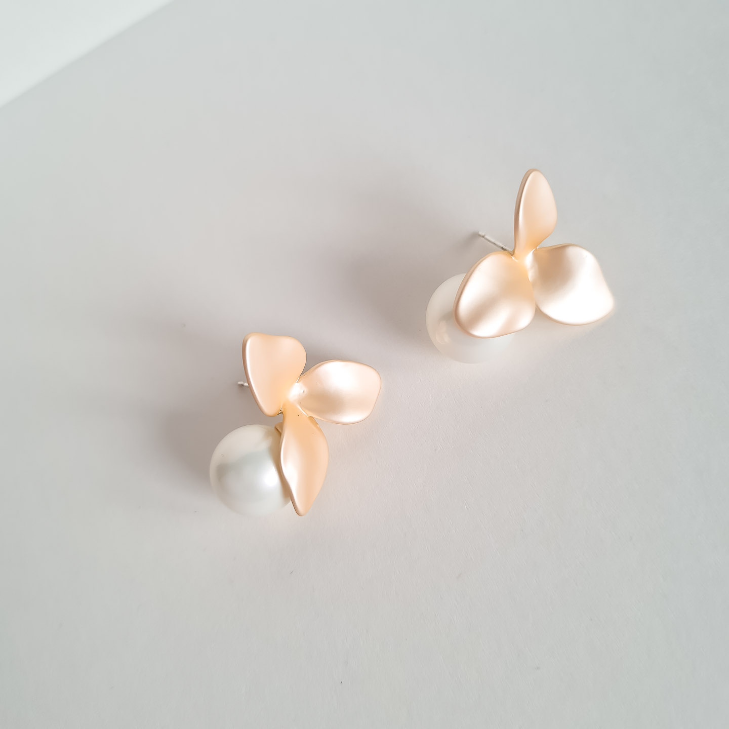 Серьги NUANCE цветочки с жемчужинами в бежевом оттенке