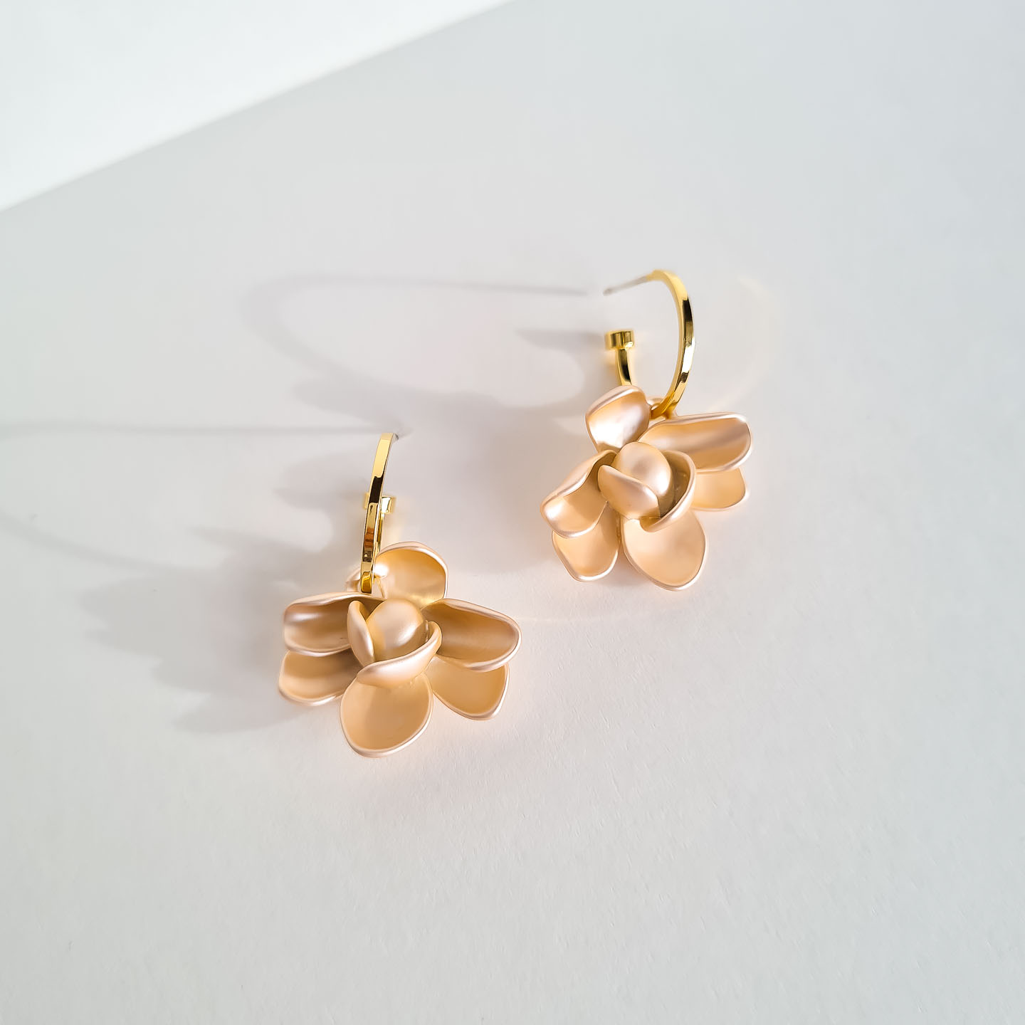 Серьги NUANCE бежевые цветы подвесные