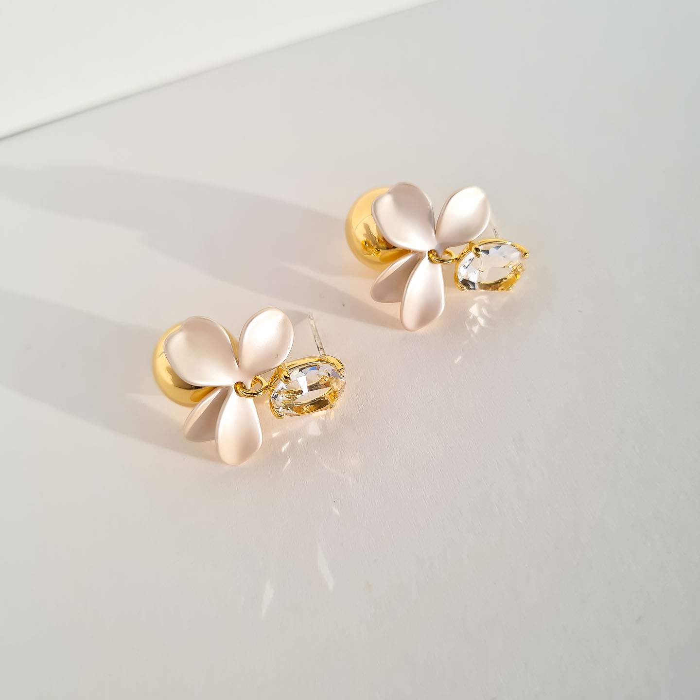 Серьги NUANCE цветочный блеск с кристаллами в золоте