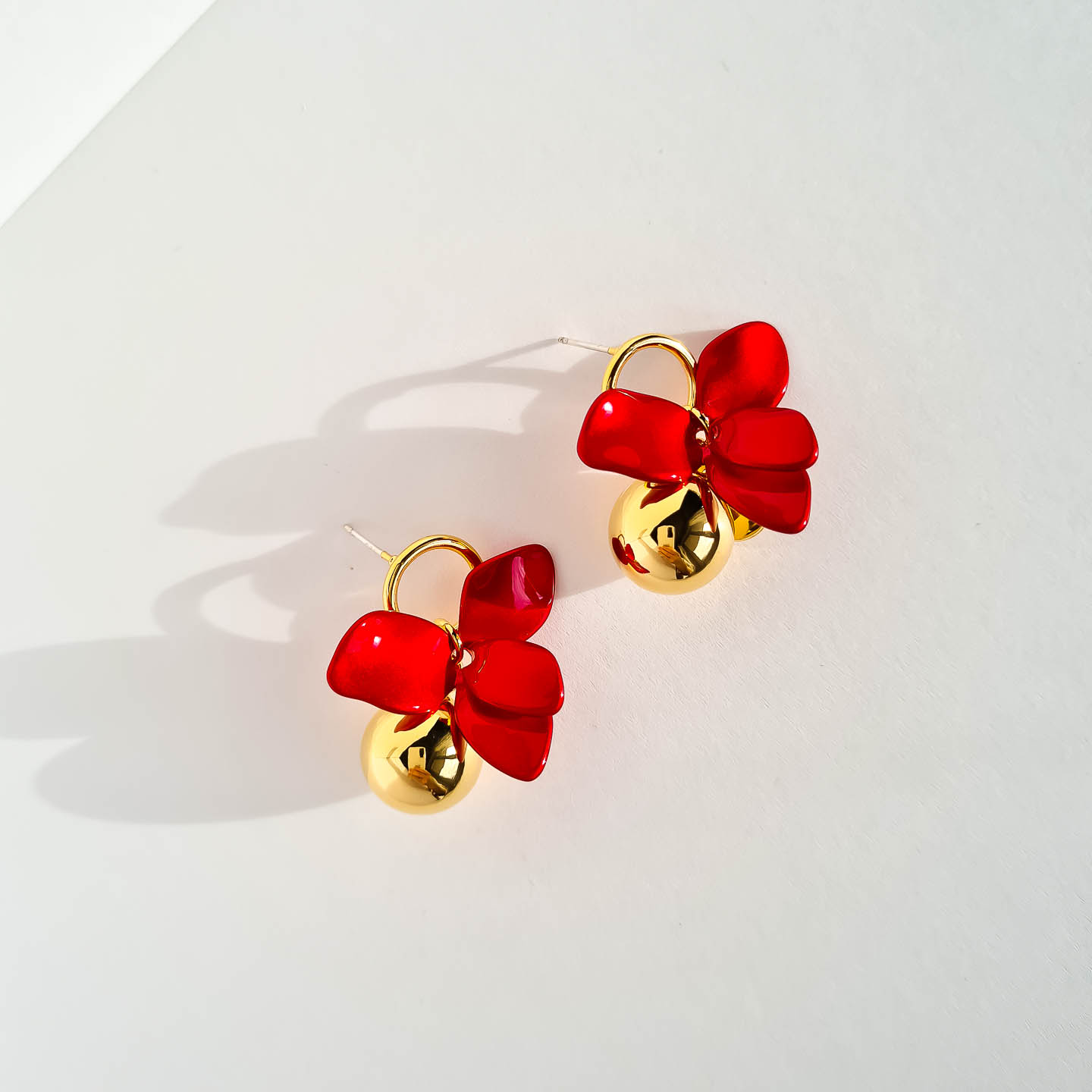 Серьги NUANCE алые цветы с золотистыми шариками
