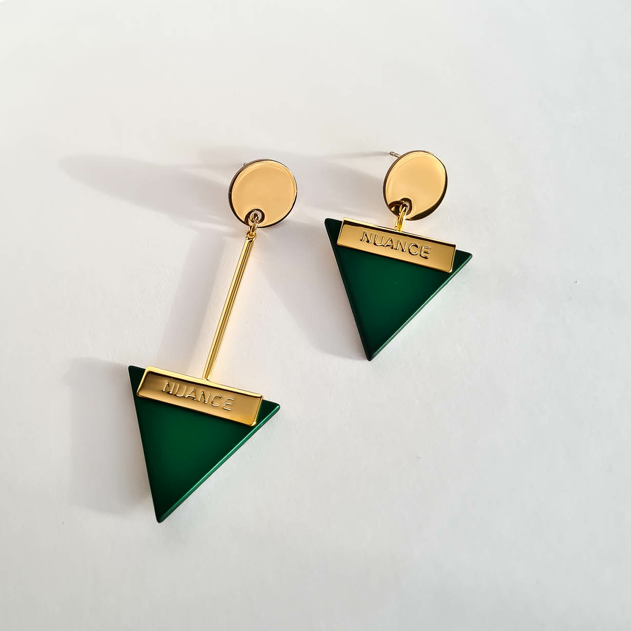 Серьги NUANCE зелёные треугольники асимметричные золотистые