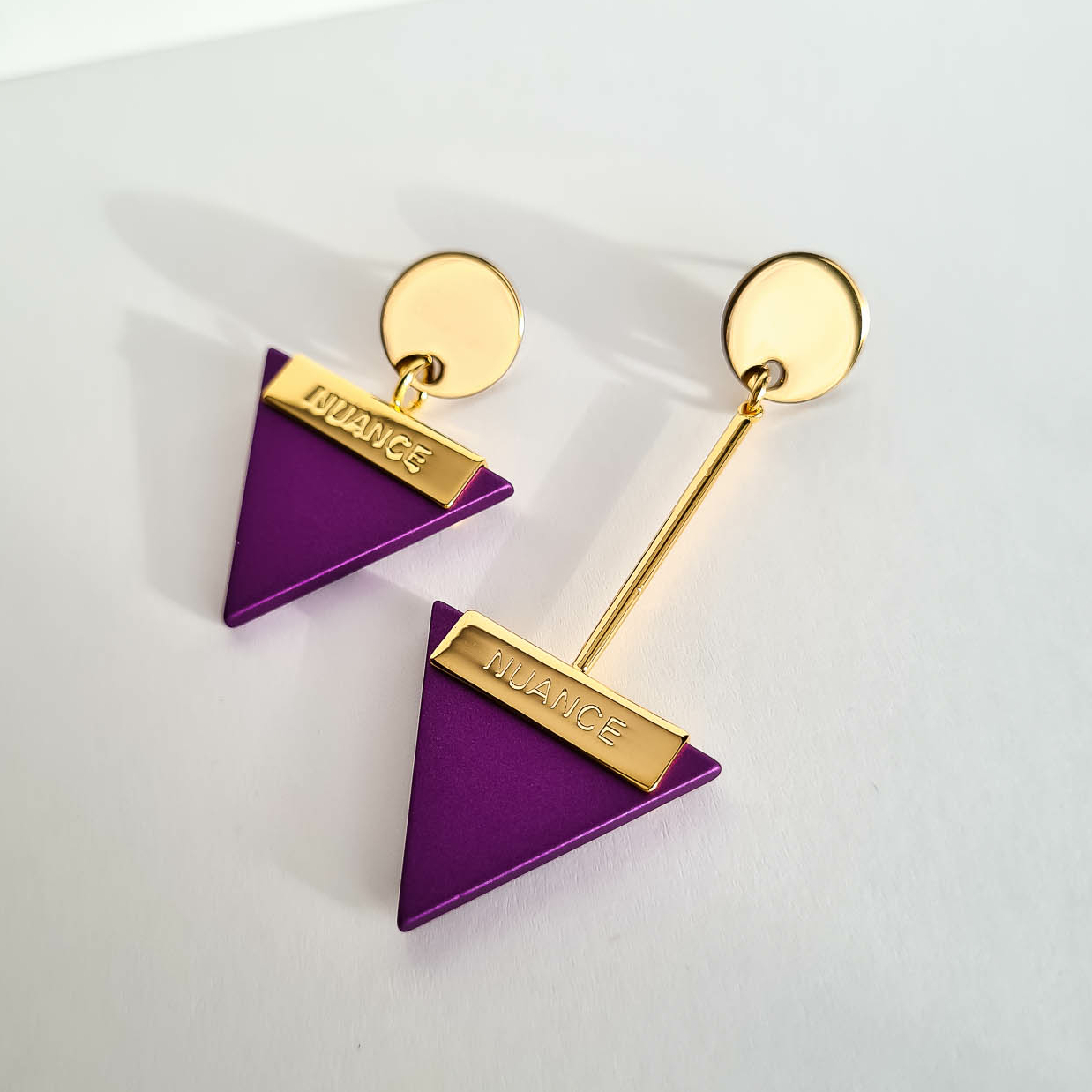Серьги NUANCE фиолетовые треугольники асимметричные золотистые