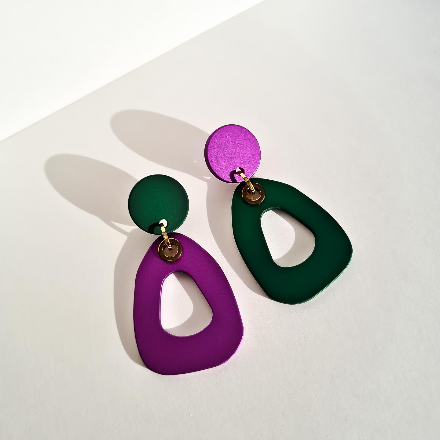 Серьги NUANCE золотистые фиолетовые и зелёные геометричные элементы