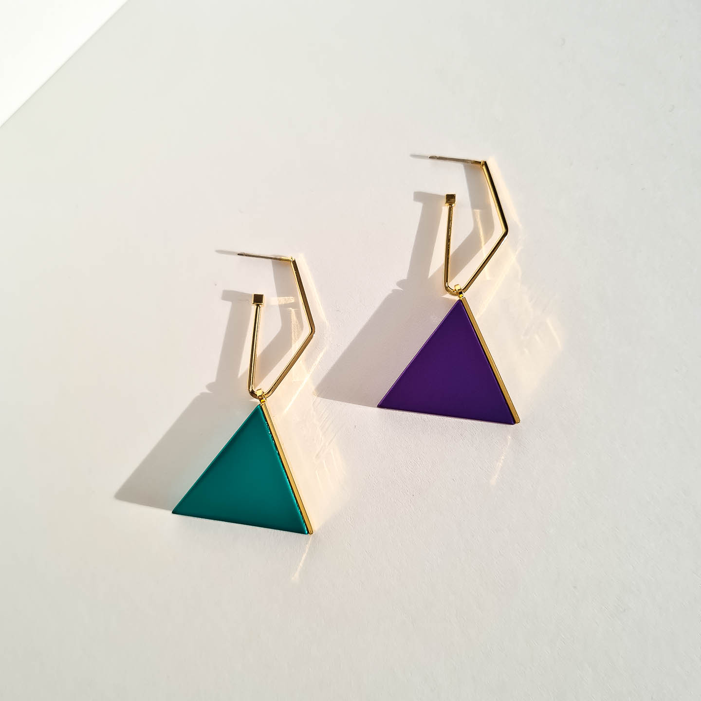 Серьги NUANCE золотистые фиолетовый и изумрудный треугольники