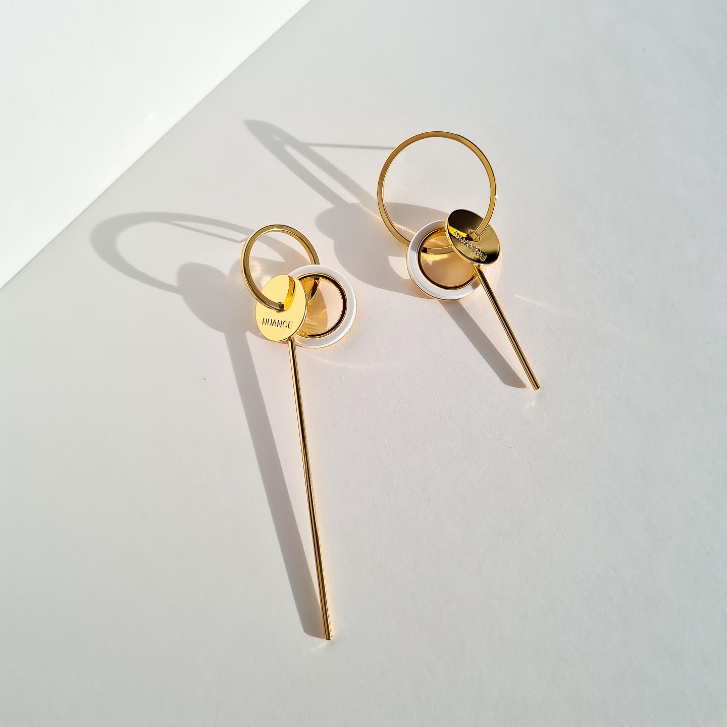 Серьги NUANCE золотистые асимметричные белые кольца и палочки