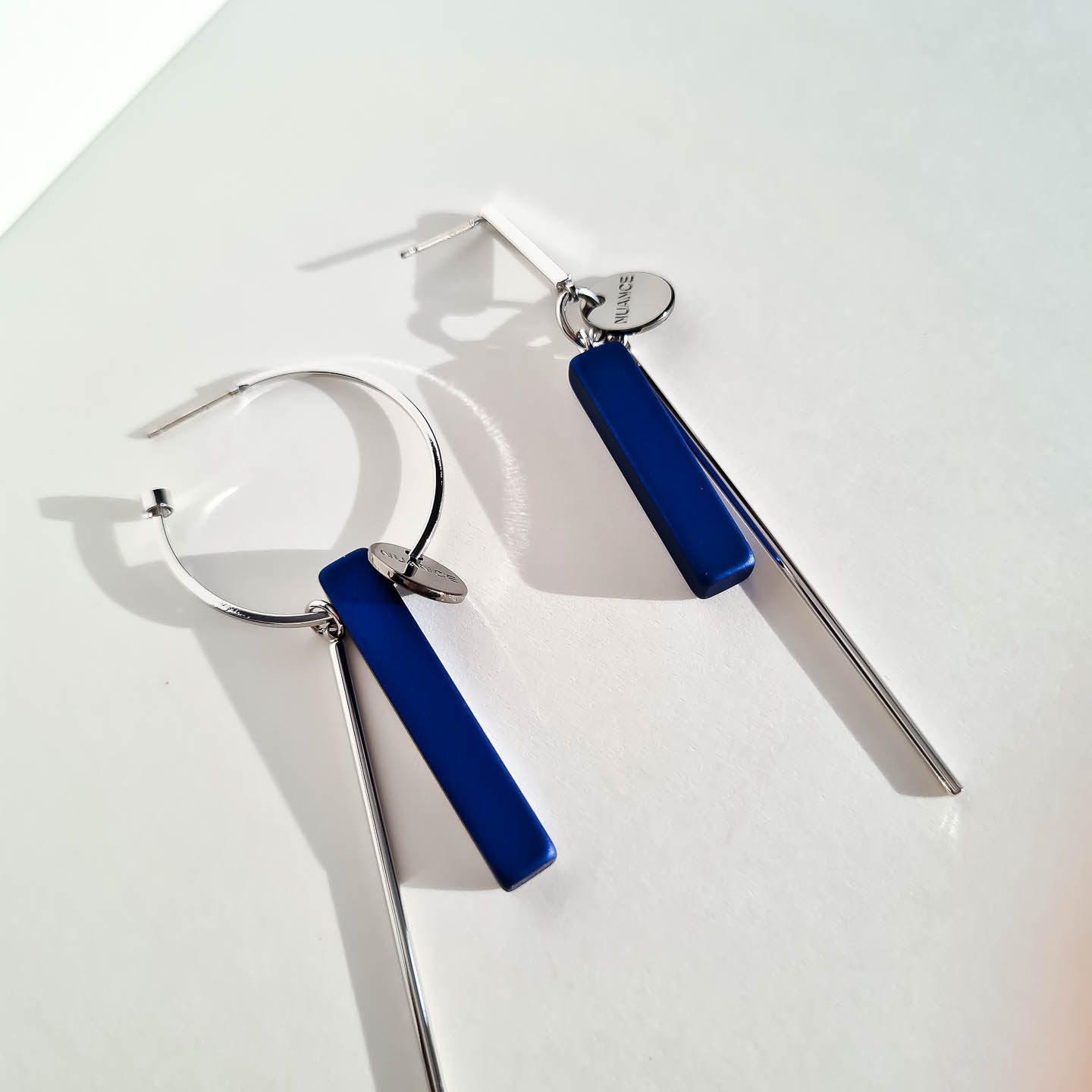 Серьги NUANCE серебристые асимметричные синие палочки