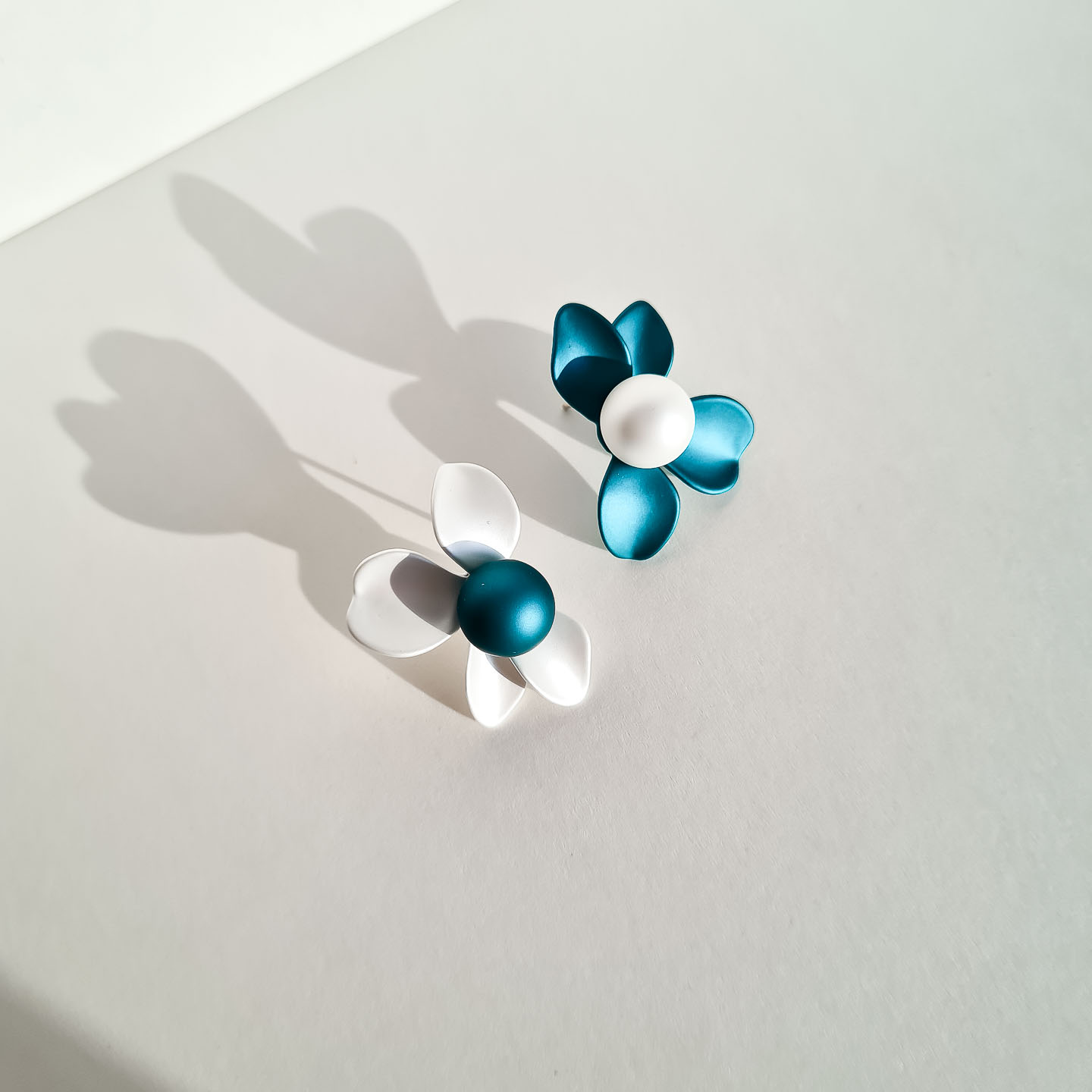 Серьги NUANCE серебристые белые с изумрудным цветы