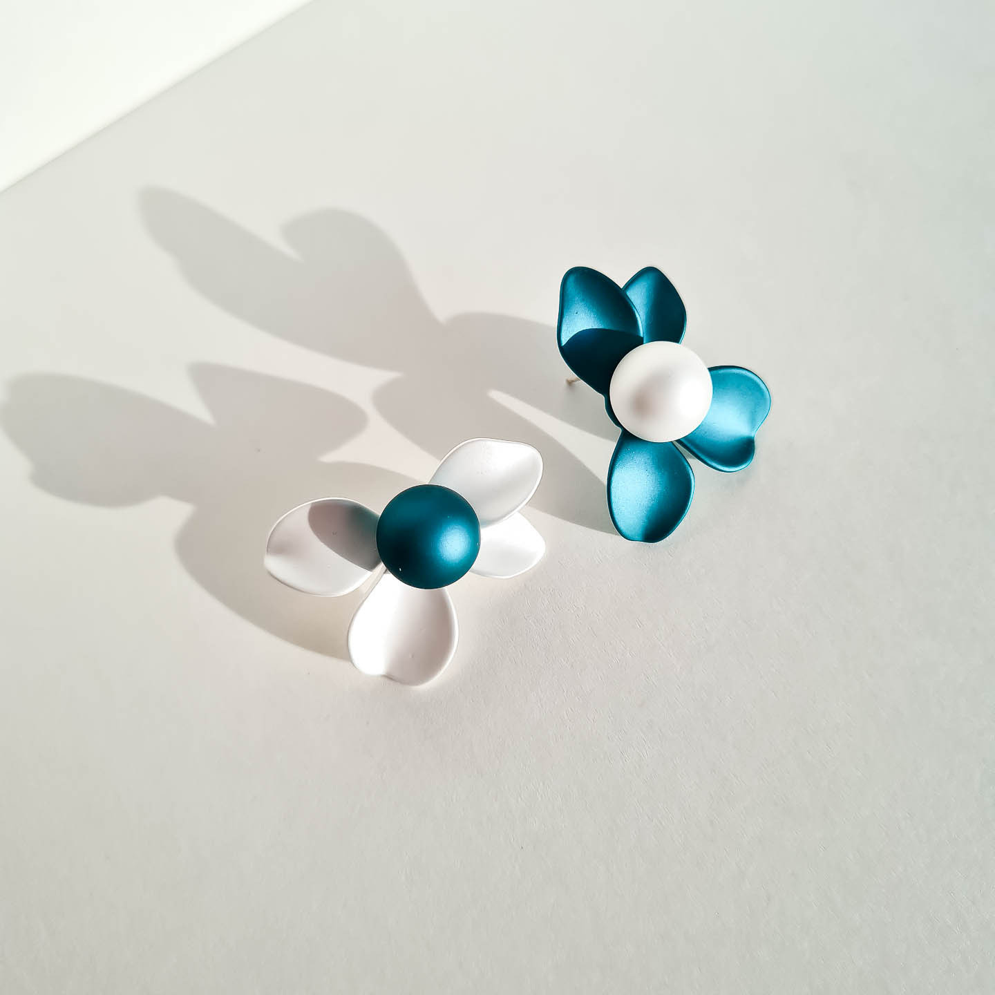 Серьги NUANCE серебристые белые с изумрудным цветы