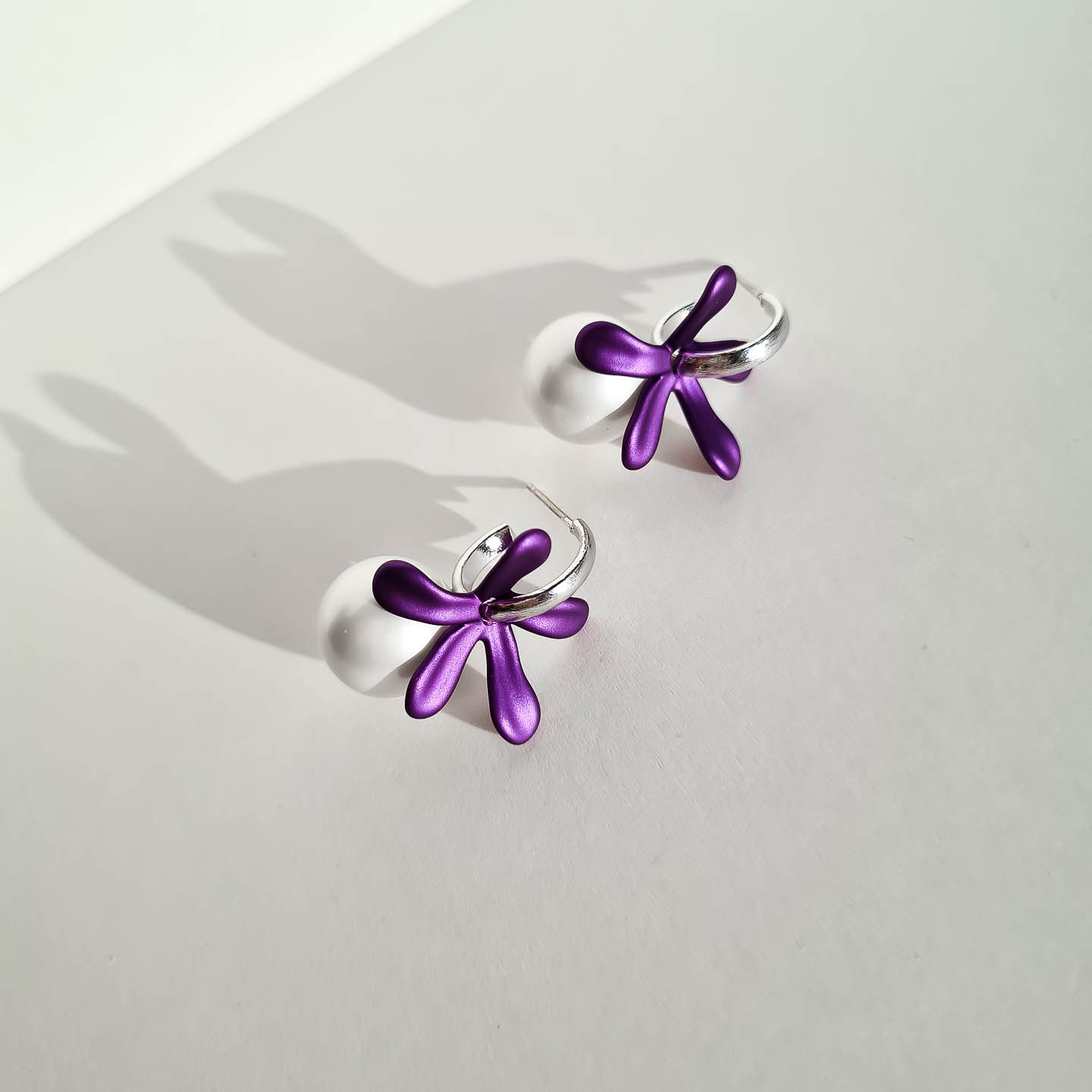 Серьги NUANCE серебристые жемчужины со съёмными фиолетовыми цветами