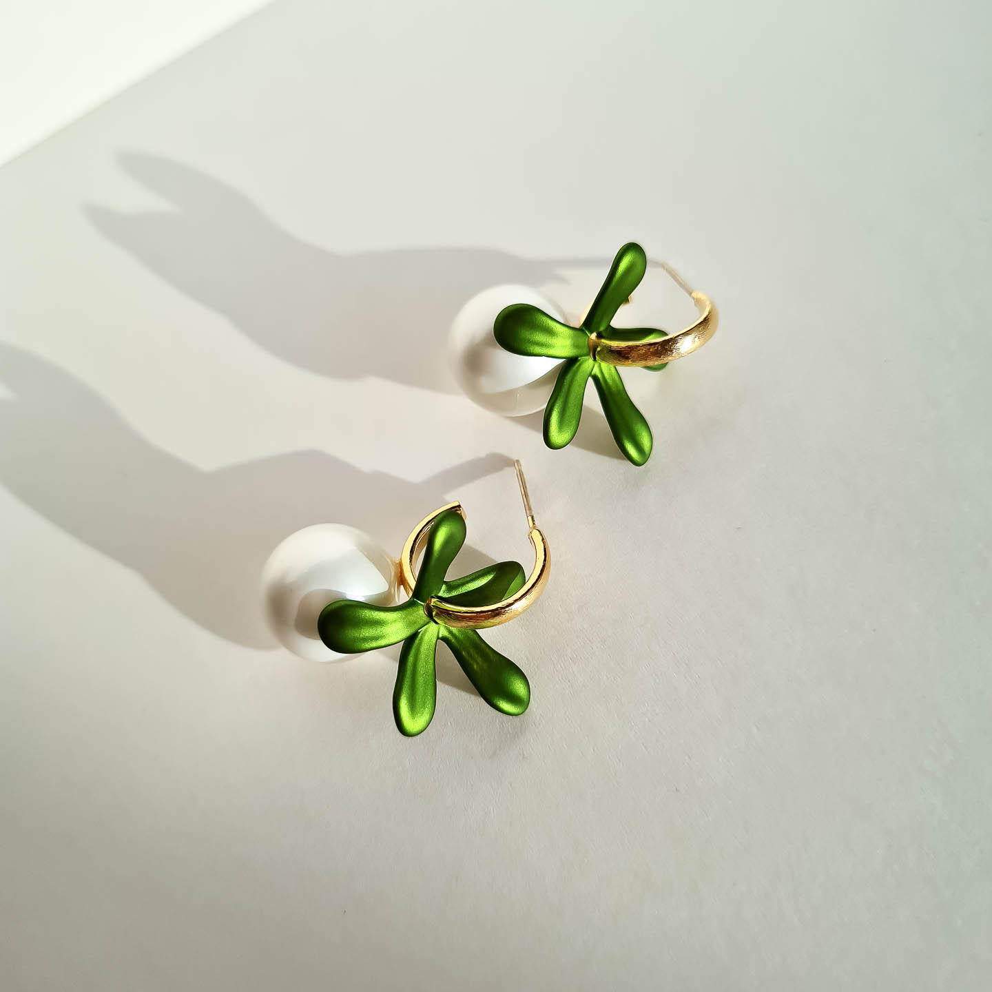 Серьги NUANCE золотистые жемчужины со съёмными зелёными цветами