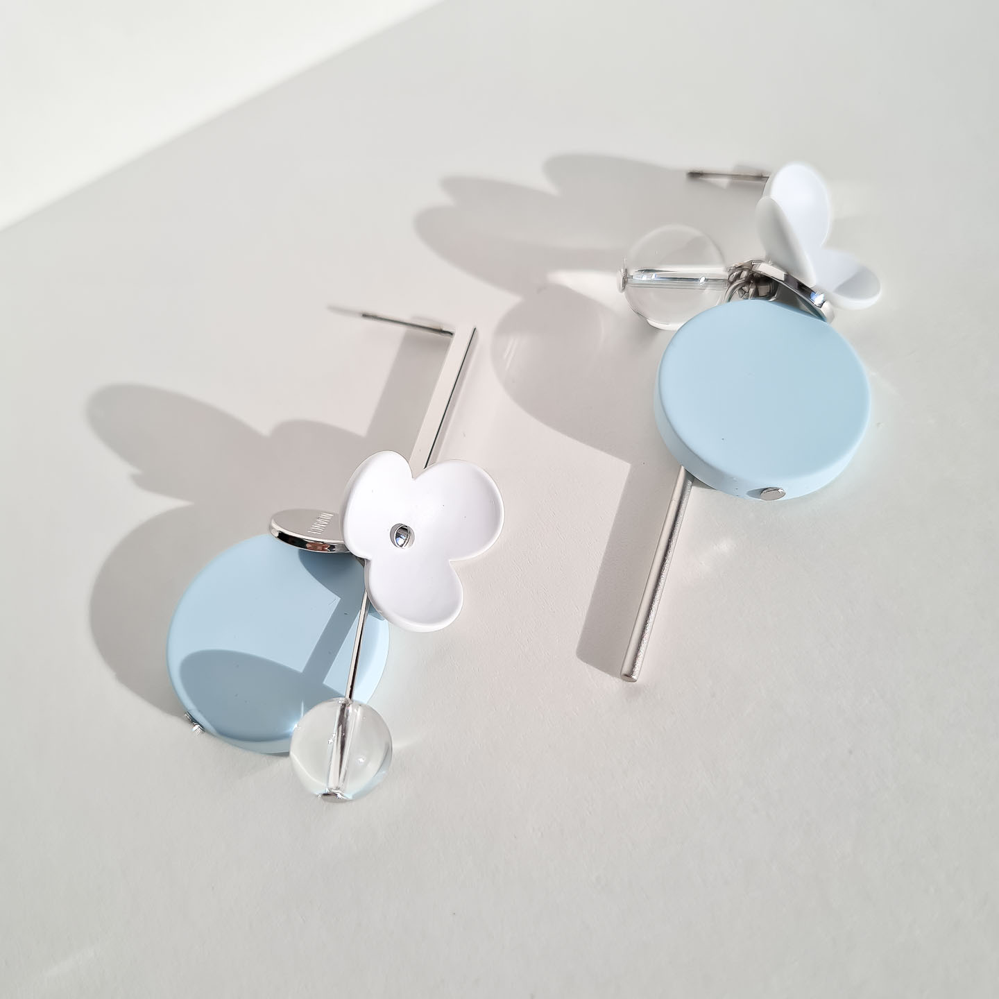 Серьги NUANCE серебристые белые цветочки с голубыми элементами