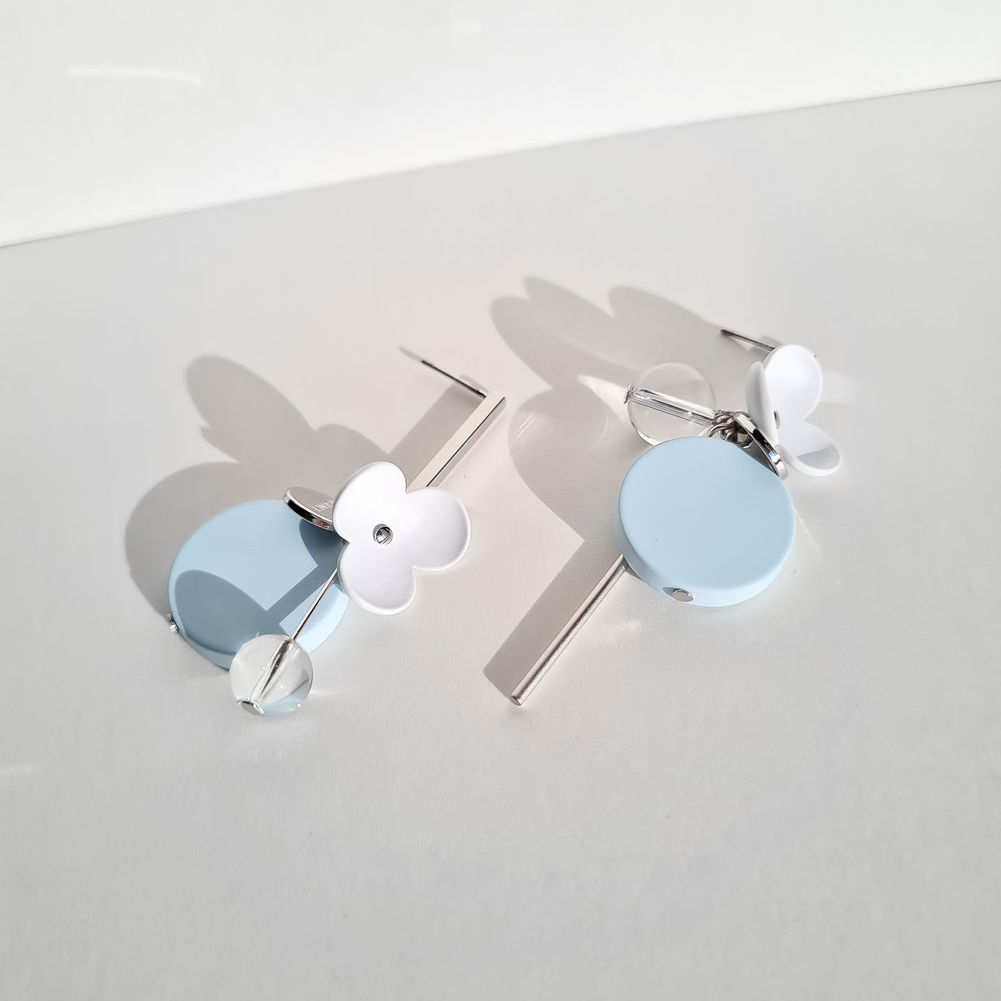 Серьги NUANCE серебристые белые цветочки с голубыми элементами