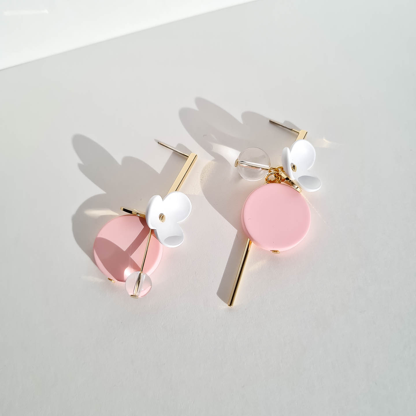 Серьги NUANCE золотистые белые цветочки с розовыми элементами