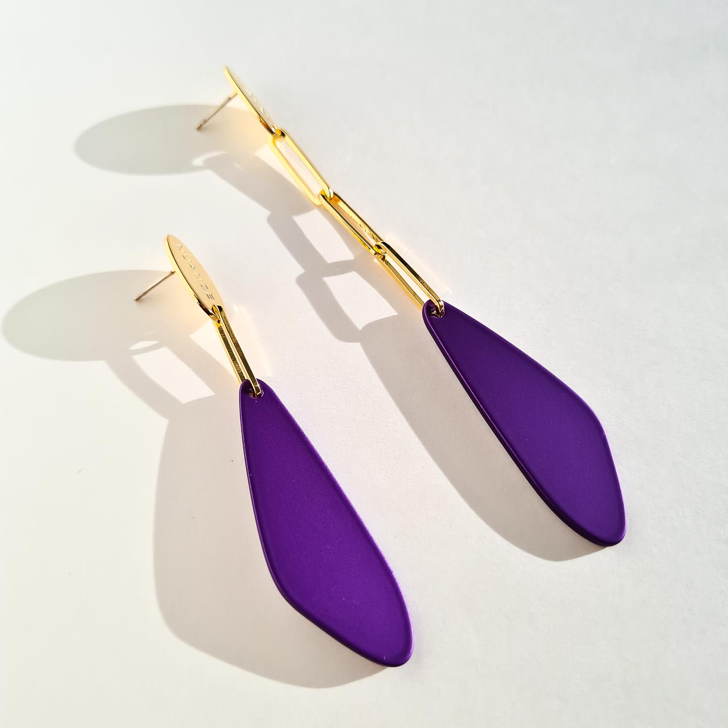 Серьги NUANCE золотистые фиолетовые лепестки на цепочках