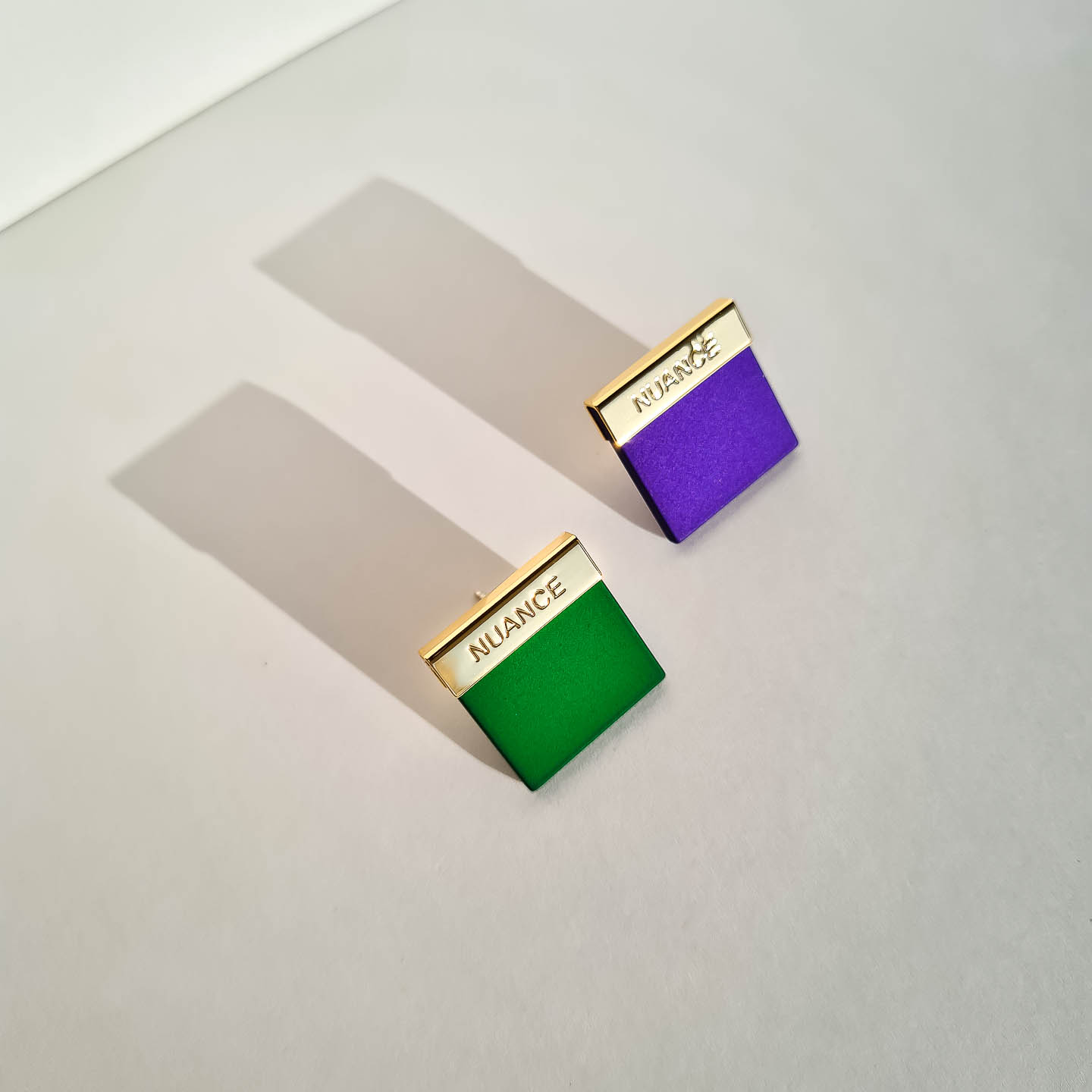 Серьги NUANCE золотистые фиолетовый и зелёный квадраты с пластинками