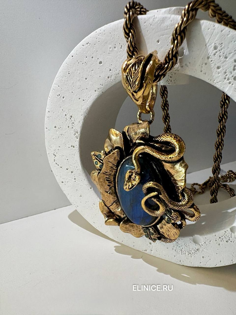 Колье с лабрадором и изумрудом ALCOZER & J C168GM24