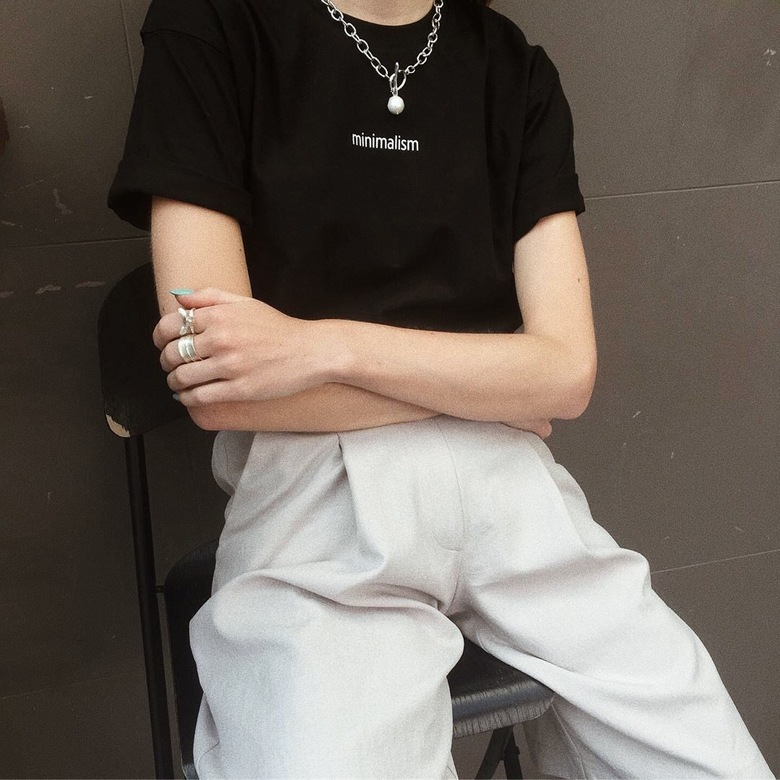 Базовая футболка с надписью "minimalism"