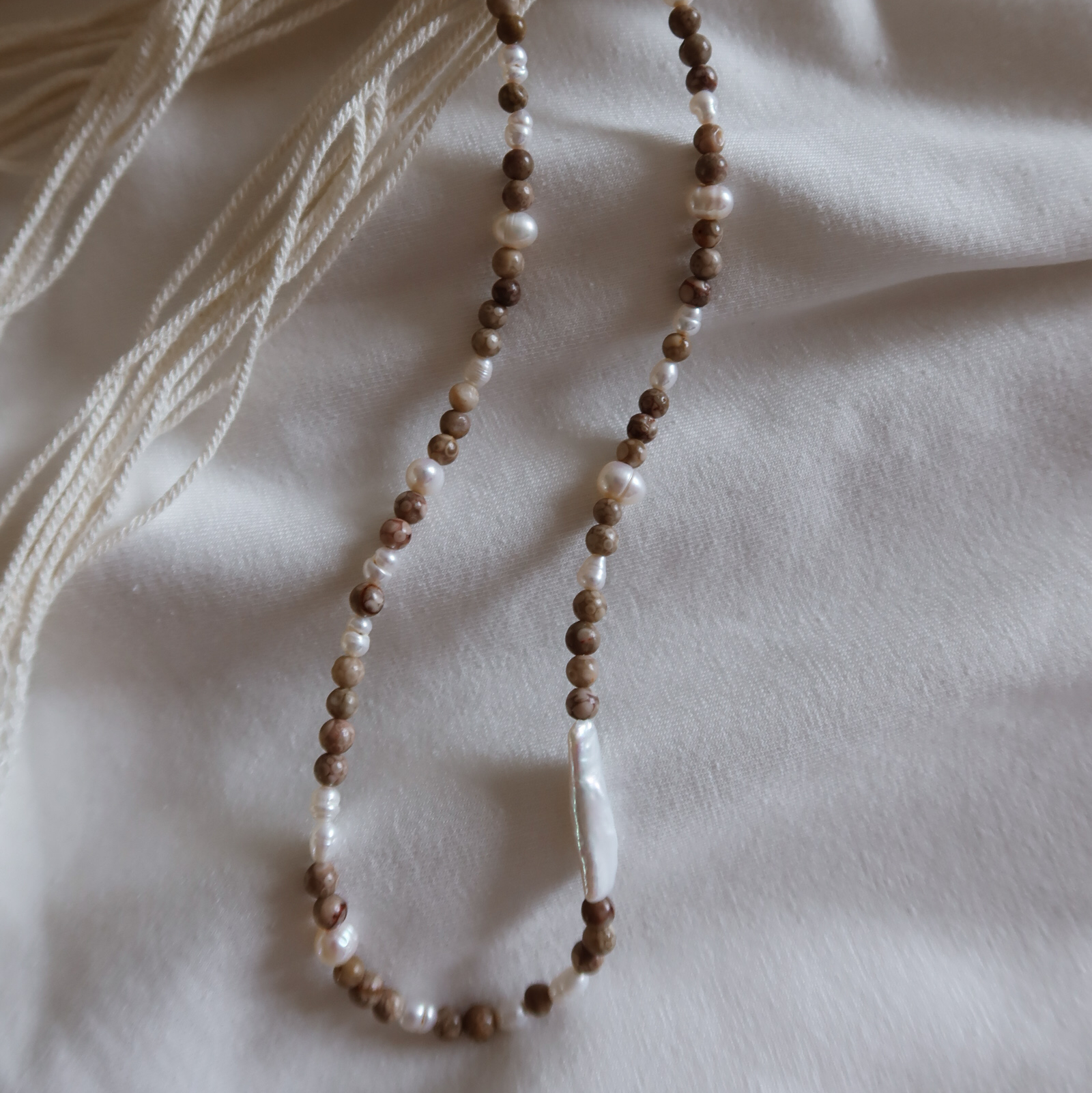 бусики из натурального жемчуга и окаменелых ракушек каури