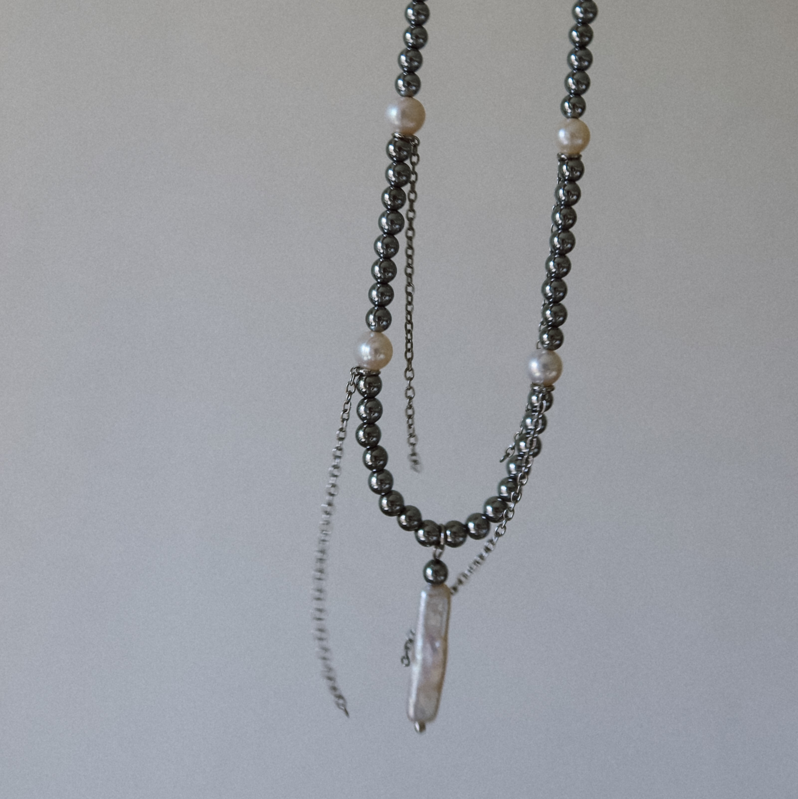 бусики из гематита и жемчуга с подвеской из жемчуга