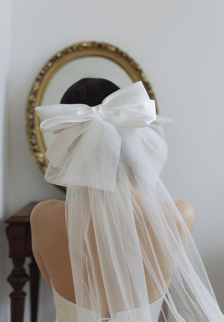 Veil with bow