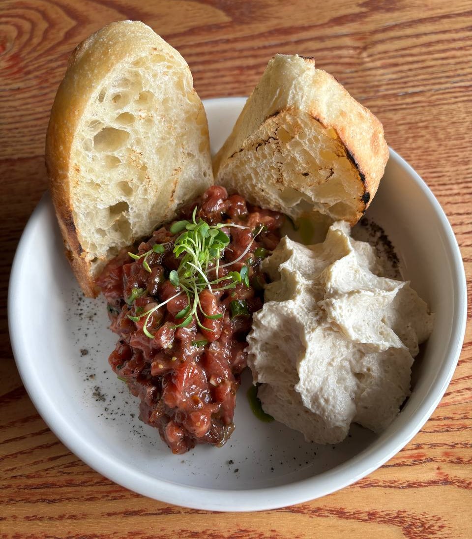 Тартар из говядины с муссом