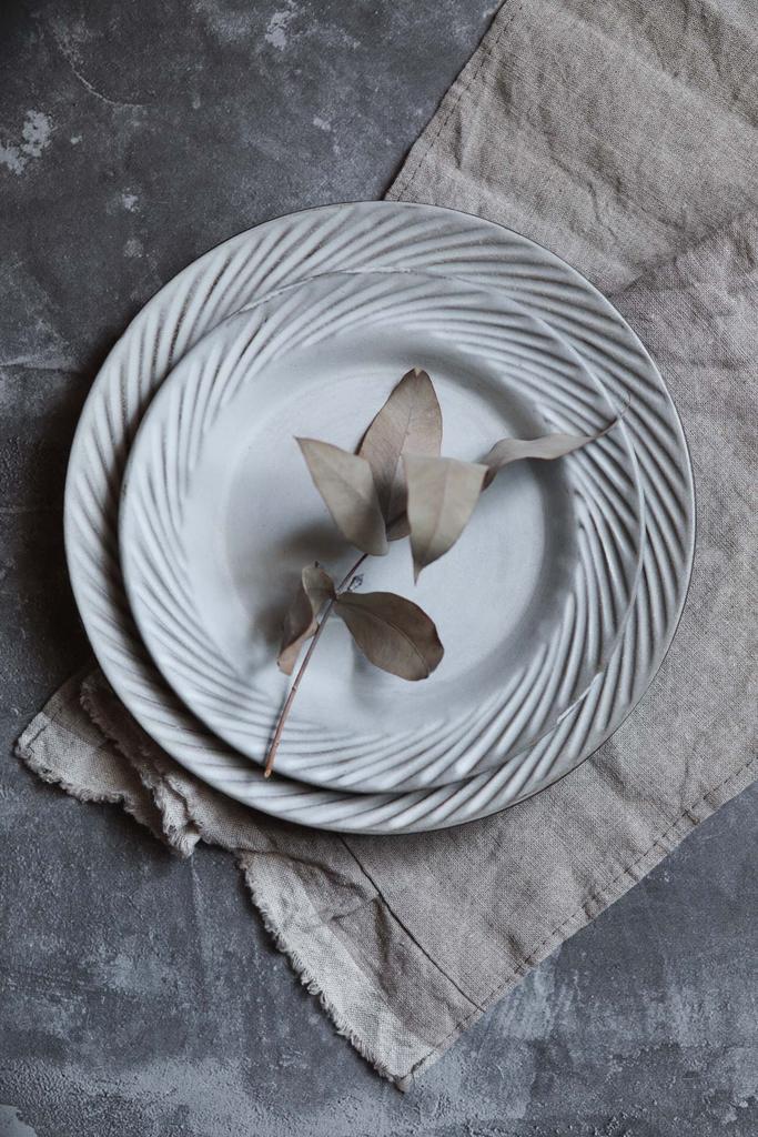 Тарелка с косой узкой нарезкой борта