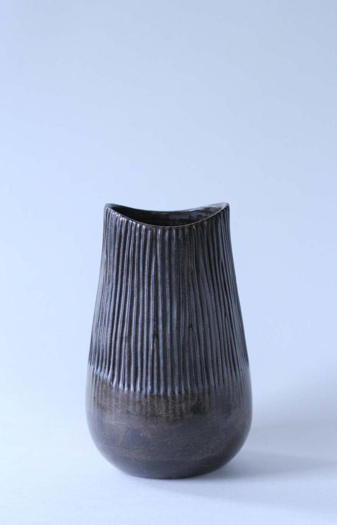 Ваза с асимметричным горлом