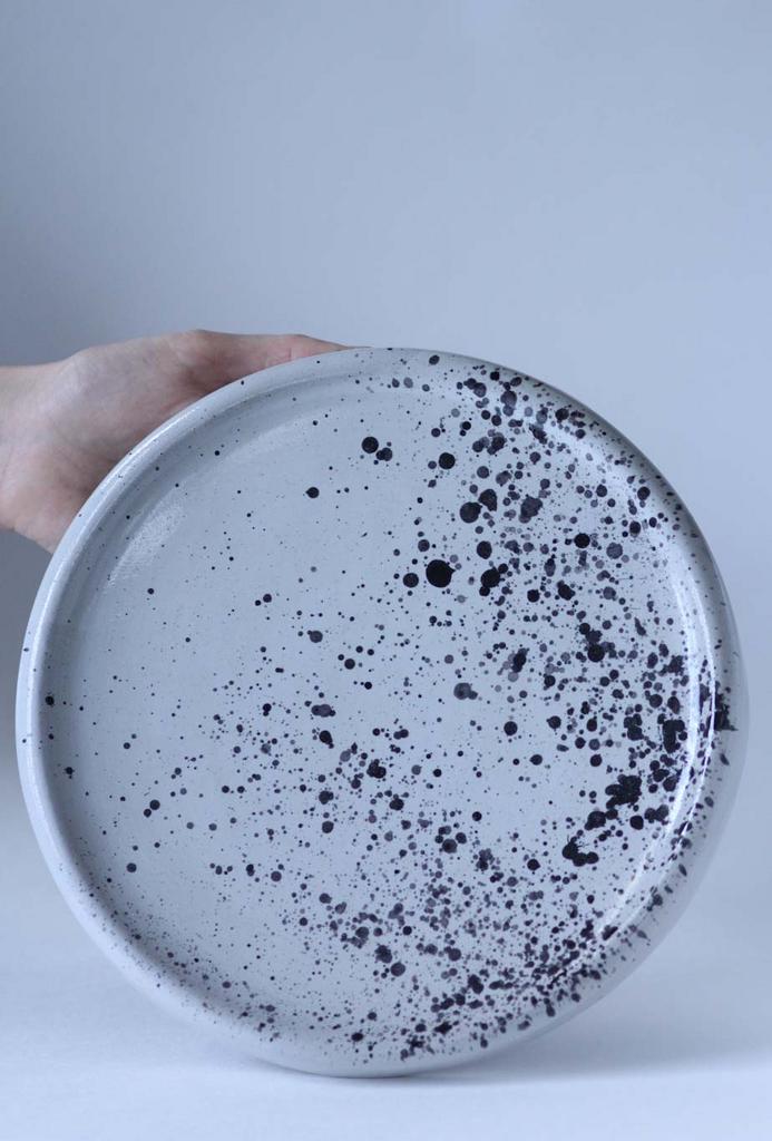 Тарелка с черными каплями