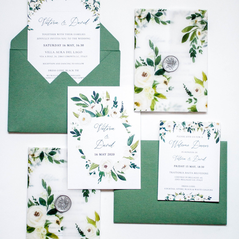 Приглашение на свадьбу с белыми цветами