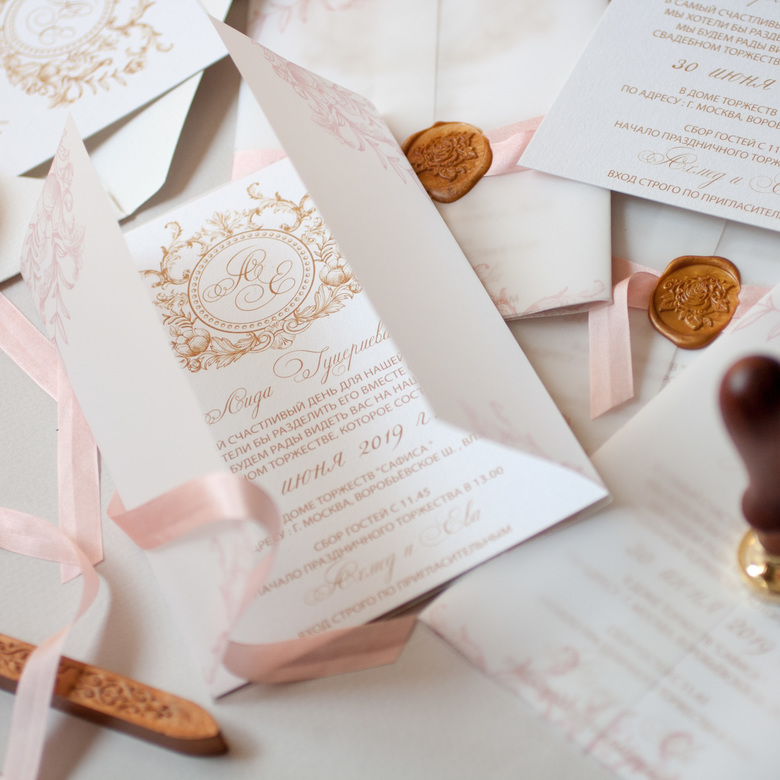 Приглашение с золотой монограммой