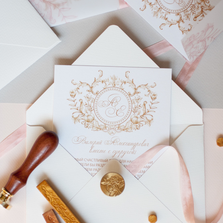 Приглашение с золотой монограммой