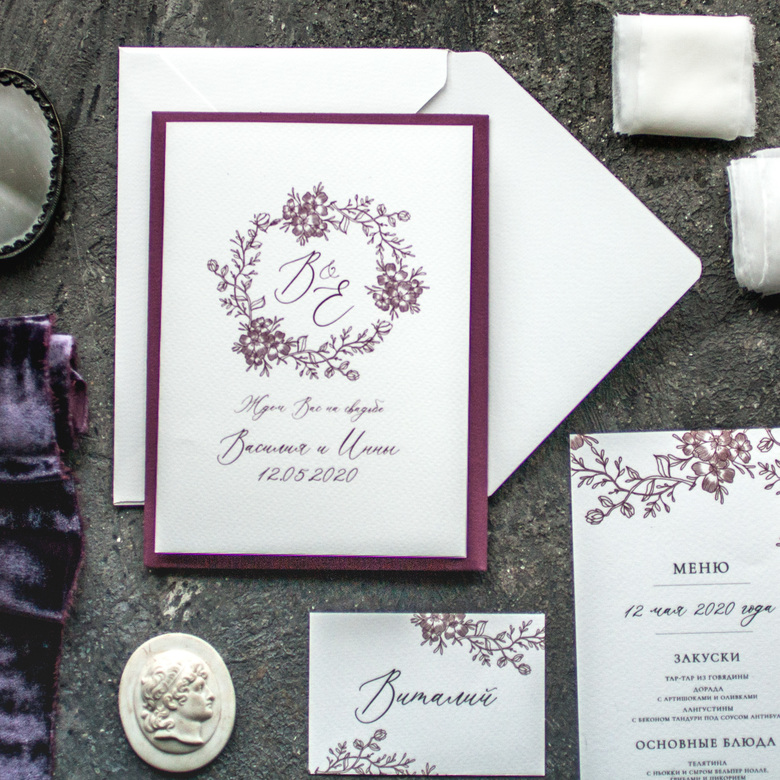 Приглашение с монограммой в венке, бордо