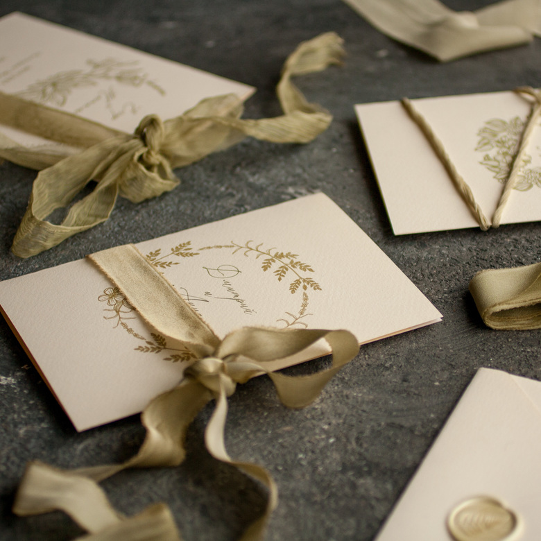 Приглашение с ботанической монограммой на жёлтой бумаге