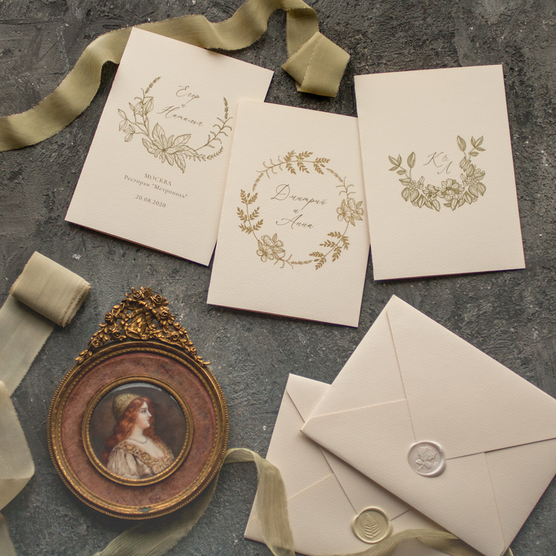 Приглашение с ботанической монограммой на жёлтой бумаге