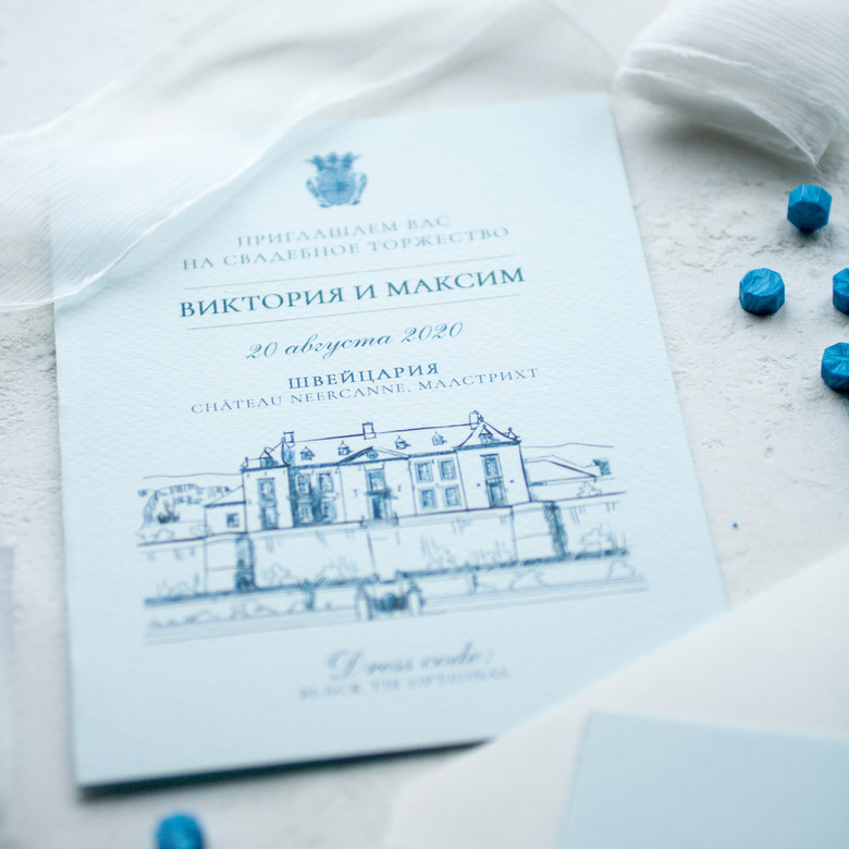 Приглашение с изображением архитектуры на голубой бумаге