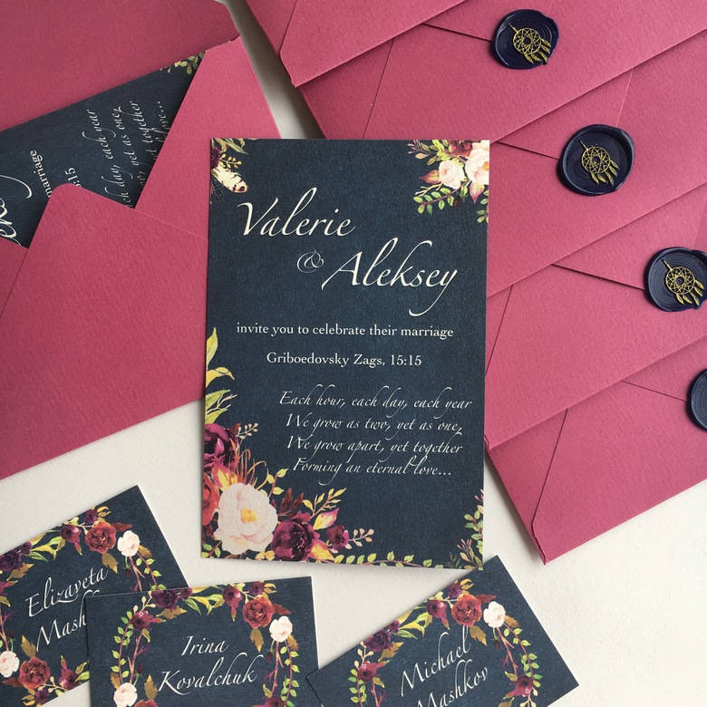 Приглашение с цветами на тёмном фоне