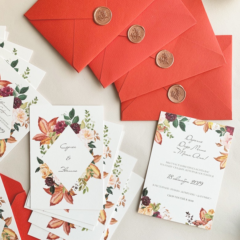 Приглашение с осенним мотивом из листьев и цветов