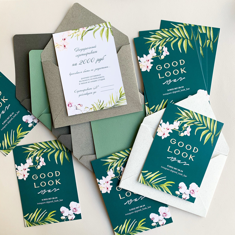 Подарочный сертификат с орхидеей и тропическим мотивом