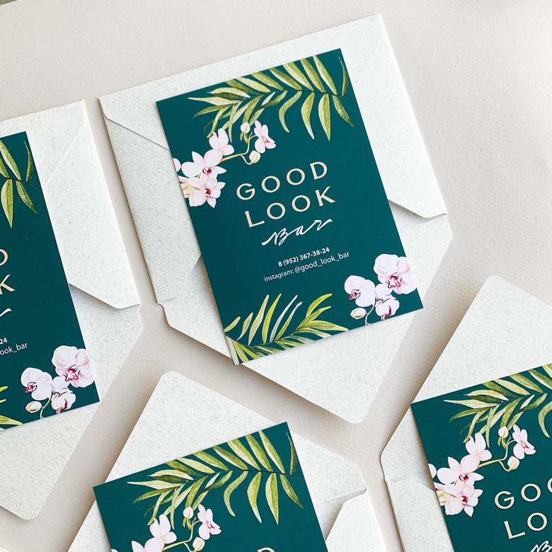 Подарочный сертификат с орхидеей и тропическим мотивом