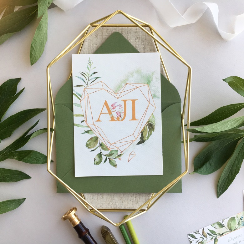 Приглашение на свадьбу с зелеными листьями и геометрическим мотивом
