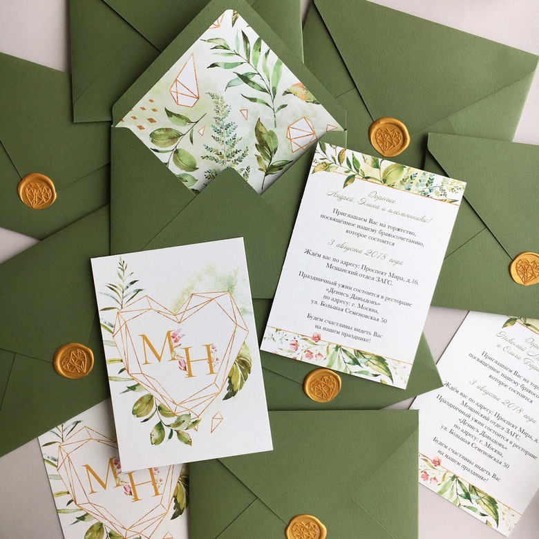 Приглашение на свадьбу с зелеными листьями и геометрическим мотивом