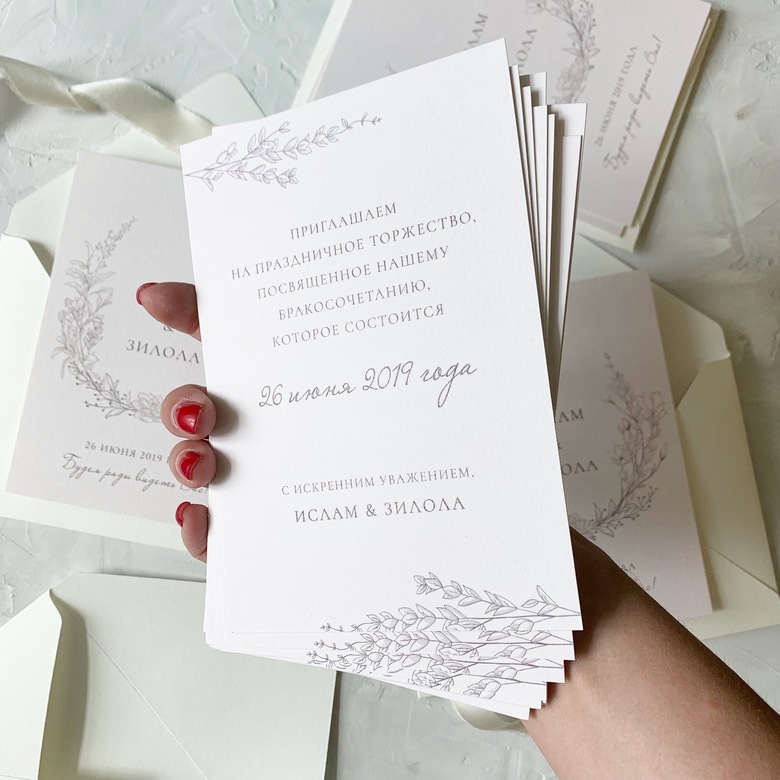 Приглашение на свадьбу с венком на пыльно-розовой бумаге