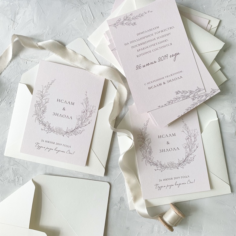 Приглашение на свадьбу с венком на пыльно-розовой бумаге