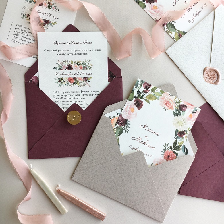 Пригласительные на свадьбу с бордовыми и розовыми цветами